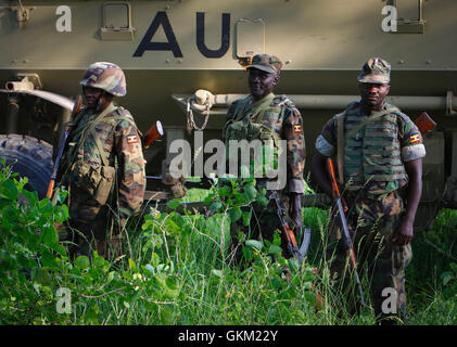 La SOMALIE, Jawahar : Dans un document de cours photographie prise le 10 décembre et publié par l'Union africaine et l'équipe de support d'information des Nations Unies 12 décembre, les soldats ougandais servant avec la Mission de l'Union africaine en Somalie (AMISOM) se tenir en face d'un véhicule de combat dans la ville de Jawahar dans la région du Moyen-Shabelle au nord de la capitale Mogadishu. L'armée nationale somalienne (SNA) pris en charge par l'AMISOM forces capturé la ville de Jawahar, 90km au nord de Mogadiscio, le 9 décembre de l'Al-Qaeda groupe extrémiste affiliés à Al Chabaab rencontrer peu de résistance alors qu'ils entraient dans le plan stratégique et économique Banque D'Images