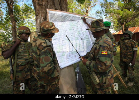 La SOMALIE, Jawahar : Dans un document de cours photographie prise le 10 décembre et publié par l'Union africaine et l'équipe de support d'information des Nations Unies 12 décembre, les commandants de la Mission de l'Union africaine en Somalie (AMISOM) étude d'une carte dans la ville de Jawahar dans la région du Moyen-Shabelle au nord de la capitale Mogadishu. L'armée nationale somalienne (SNA) pris en charge par l'AMISOM forces capturé la ville de Jawahar, 90km au nord de Mogadiscio, le 9 décembre de l'Al-Qaeda groupe extrémiste affiliés à Al Chabaab rencontrer peu de résistance alors qu'ils entraient dans l'importance économique et stratégique capitale du milieu SH Banque D'Images