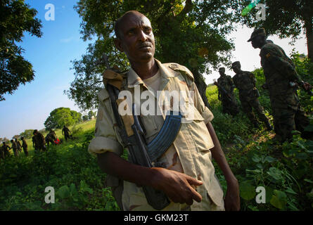 La SOMALIE, Jawahar : Dans un document de cours photographie prise le 10 décembre et publié par l'Union africaine et l'équipe de support d'information des Nations Unies 12 décembre, un soldat de l'armée nationale somalienne (SNA) se tient dans la ville de Jawahar dans la région du Moyen-Shabelle au nord de la capitale Mogadishu. L'armée nationale somalienne (SNA) force appuyée par la Mission de l'Union africaine en Somalie (AMISOM) a capturé la ville de Jawahar, 90km au nord de Mogadiscio, le 9 décembre de l'Al-Qaeda groupe extrémiste affiliés à Al Chabaab rencontrer peu de résistance qu'ils sont entrés dans le capital d'importance économique et stratégique Banque D'Images