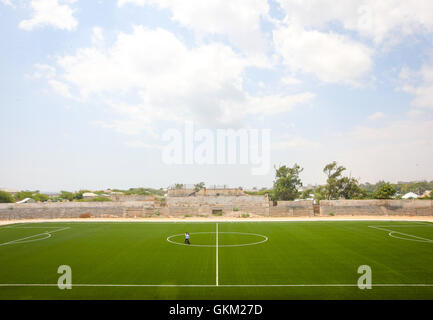 La Somalie, Mogadiscio : une brochure photographie datée du 12 janvier et publié par l'Union africaine et l'équipe de support d'information des Nations Unies 16 janvier, montre les membres de la Fédération de football somaliens (SFF) à pied à travers l'intérieur du stade de football Baanadir Abd-Aziz dans le district de la capitale Mogadishu, qui a récemment été refait surface avec une nouvelle surface de jeu artificielle. Financé par la FIFA, le MFS a eu la capacité de 7 500 stadium re-renvoyé et va bientôt commencer les travaux de réfection de sièges, un parking gratuit et d'autres installations qui sont actuellement en proie à des rappels de la Somalie en proie à la guerre du passé. Banque D'Images