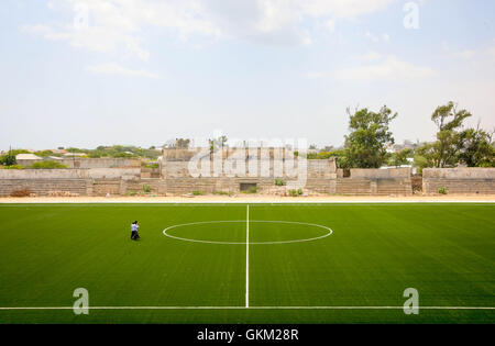 La Somalie, Mogadiscio : une brochure photographie datée du 12 janvier et publié par l'Union africaine et l'équipe de support d'information des Nations Unies 16 janvier, montre les membres de la Fédération de football somaliens (SFF) à pied à travers l'intérieur du stade de football Baanadir Abd-Aziz dans le district de la capitale Mogadishu, qui a récemment été refait surface avec une nouvelle surface de jeu artificielle. Financé par la FIFA, le MFS a eu la capacité de 7 500 stadium re-renvoyé et va bientôt commencer les travaux de réfection de sièges, un parking gratuit et d'autres installations qui sont actuellement en proie à des rappels de la Somalie en proie à la guerre du passé. Banque D'Images