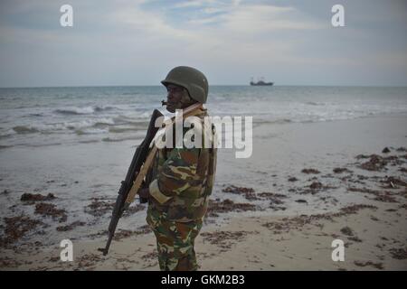 Un soldat burundais, dans le cadre de la Mission de l'Union africaine en Somalie, les patrouilles une plage près de la ville de Merca, le 2 février. Situé à environ 70 km au sud-ouest de Mogadiscio, Merca est une ancienne ville portuaire qui a été établie au 5ème siècle et a été une destination populaire de vacances avant la guerre civile a éclaté en Somalie en 1991. IST UA-ONU PHOTO / TOBIN JONES. Banque D'Images