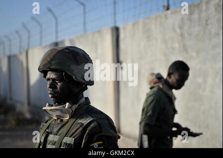 Les troupes ougandaises se rassemblent devant une avance sur plusieurs villes contrôlées par Al Shabab, le 12 février. Les troupes ougandaises, dans le cadre de la Mission de l'Union africaine en Somalie (AMISOM), avancé avec des troupes de l'armée nationale somalienne (SNA) sur trois villes dans la région du Bas-Shabelle de Somalie dans une opération baptisée 'Boot sur le terrain" le 14 février. Les trois villes, Janaale Phirizy Aw, et Barrire, est tombé aux forces alliées avec peu de résistance du groupe terroriste Al Shabab. PHOTO ONU / UA IST TOBIN JONES Banque D'Images