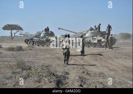 Deux réservoirs s'arrêter près du kilomètre 60 en Somalie sur le chemin de la ligne de front le 13 février. Les troupes ougandaises, dans le cadre de la Mission de l'Union africaine en Somalie (AMISOM), avancé avec des troupes de l'armée nationale somalienne (SNA) sur trois villes dans la région du Bas-Shabelle de Somalie dans une opération baptisée 'Boot sur le terrain" le 14 février. Les trois villes, Janaale Phirizy Aw, et Barrire, est tombé aux forces alliées avec peu de résistance du groupe terroriste Al Shabab. PHOTO ONU / UA IST TOBIN JONES Banque D'Images