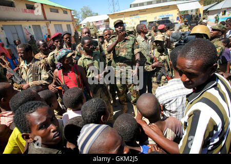 La SOMALIE, Buur-Hakba : Dans un document de cours photographie prise et publiée par l'Union africaine et l'équipe de support d'information des Nations Unies 27 février 2012, le Lieutenant-colonel Edson Muhanguzi, commandant de la Mission de l'Union africaine en Somalie (AMISOM) 10 gestes comme il parle aux civils dans le centre de la ville somalienne d'Buur-Hakba à la suite c'est la capture par l'armée nationale somalienne (SNA), appuyée par les forces de l'AMISOM. La ville d'importance stratégique sur le Afgooye-Baidoa corridor dans la région de la baie a été libéré de groupe extrémiste affiliés à al Qaeda Al Chabaab tôt ce matin sans aucune résistance Banque D'Images