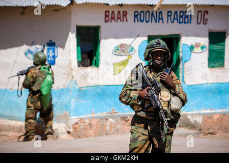 La SOMALIE, Buur-Hakba : Dans un document de cours photographie prise et publiée par l'Union africaine et l'équipe de support d'information des Nations Unies 27 février 2012, les soldats ougandais servant avec la Mission de l'Union africaine en Somalie (AMISOM) montent la garde dans le centre de la ville somalienne d'Buur-Hakba à la suite c'est la capture par l'armée nationale somalienne (SNA), appuyée par les forces de l'AMISOM. La ville d'importance stratégique sur le Afgooye-Baidoa corridor dans la région de la baie a été libéré de groupe extrémiste affiliés à al Qaeda Al Chabaab tôt ce matin sans résistance, marquant ainsi une perte importante pour le groupe Banque D'Images