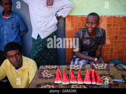 La SOMALIE, Buur-Hakba : Dans un document de cours photographie prise et publiée par l'Union africaine et l'équipe de support d'information des Nations Unies 27 février 2012, un homme vend des pastèques fraîches dans le centre ville de Somalie. Buur-Hakba L'armée nationale somalienne (SNA), appuyée par des forces de la Mission de l'Union africaine en Somalie (AMISOM) a capturé la ville d'importance stratégique sur le Afgooye-Baidoa dans le corridor de la région de la Baie d'Al-Qaeda groupe extrémiste affiliés à Al Chabaab tôt ce matin sans résistance, marquant ainsi une perte importante pour le groupe. La ville, situé à 64 kms à l'est de Baidoa, était un bastion du Banque D'Images