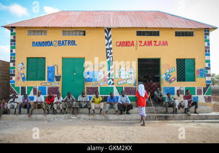 La SOMALIE, Buur-Hakba : Dans un document de cours photographie prise et publiée par l'Union africaine et l'équipe de support d'information des Nations Unies 27 février 2012, les civils somaliens sont vus dans la ville somalienne de Buur-Hakba centrale c'est à la suite de la capture par l'armée nationale somalienne (SNA) et les forces ougandaises servant avec la Mission de l'Union africaine en Somalie (AMISOM). La SNA a appuyé par l'AMISOM, capturé la ville d'importance stratégique sur le Afgooye-Baidoa dans le corridor de la région de la Baie d'Al-Qaeda groupe extrémiste affiliés à Al Chabaab tôt ce matin sans résistance, marquant ainsi une perte importante pour le groupe. Banque D'Images