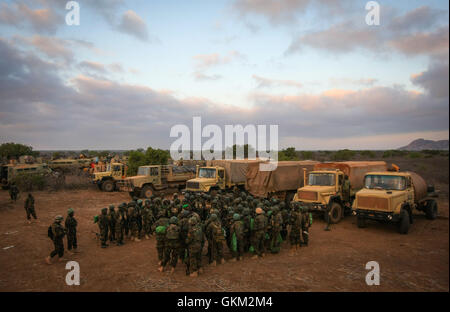 La SOMALIE, Buur-Hakba : Dans un document de cours photographie prise et publiée par l'Union africaine et l'équipe de support d'information des Nations Unies 27 février 2012, les soldats ougandais servant avec la Mission de l'Union africaine en Somalie (AMISOM) se rassemblent pour une réunion finale de l'avant l'aube d'une avance sur la ville somalienne d'Buur-Hakba. L'armée nationale somalienne (SNA) pris en charge par les forces de l'AMISOM capturé la ville d'importance stratégique sur le Afgooye-Baidoa dans le corridor de la région de la Baie d'Al-Qaeda groupe extrémiste affiliés à Al Chabaab tôt ce matin sans résistance, marquant ainsi une perte importante pour le groupe. E Banque D'Images