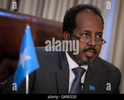 La Somalie, Mogadiscio : en photographie prise et publiée par l'Union africaine et l'équipe de support d'information des Nations Unies 19 avril 2013, le Président somalien Hassan Cheikh Mohamoud est vu dans son bureau à l'intérieur de la Villa Somalia, le complexe qui abrite le gouvernement somalien dans la capitale Mogadiscio. Énumérés dans la liste du Time des 100 personnes les plus influentes, Mohamud est président de la Somalie's premier gouvernement démocratiquement élu après deux décennies de guerre civile et de conflit l'agitation dans la Corne de l'Afrique nation. IST UA-ONU PHOTO / STUART PRICE. Banque D'Images