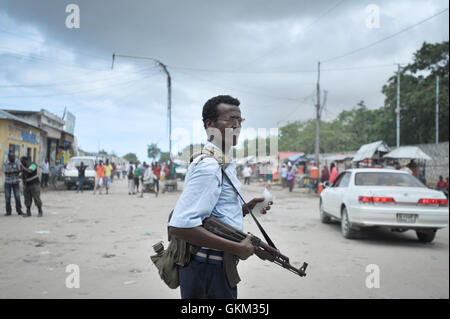 Un policier somalien gère la circulation à un poste de contrôle dans le centre-ville de Mogadiscio le 3 mai 2015, suite à une attaque d’al-Shabaab contre la Cour suprême. Des mesures de sécurité renforcées ont été mises en œuvre pour assurer la sécurité publique. Banque D'Images