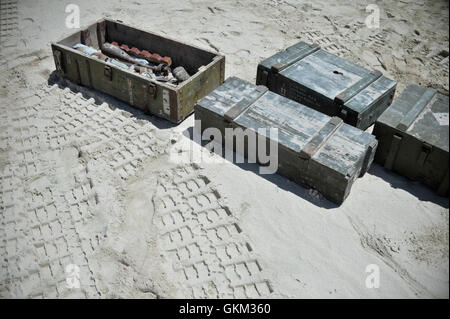 Des munitions non explosées (UXO) capturées par des militants d’Al-Shabaab se trouvent au sol près de Mogadiscio, en Somalie, le 9 mai 2016, en attente d’une détonation sûre. Les troupes de l'AMISOM du Burundi et de l'Ouganda, en coopération avec l'agence des Nations Unies chargée de l'action antimines en Somalie, effectuent régulièrement des opérations de destruction d'UXO pour protéger les civils. Banque D'Images