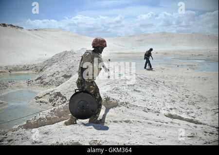 Le 9 mai, une équipe de l'AMISOM, comprenant des soldats du Burundi et de l'Ouganda, a détruit en toute sécurité plus de 75 kilogrammes de munitions non explosées (UXO) près de Mogadiscio. Les armes, capturées par des militants d'Al-Shabaab, ont été éliminées pour prévenir les risques civils. L'opération a été soutenue par l'Agence somalienne d'action antimines des Nations Unies. Au-un IST photo de Tobin Jones. Banque D'Images