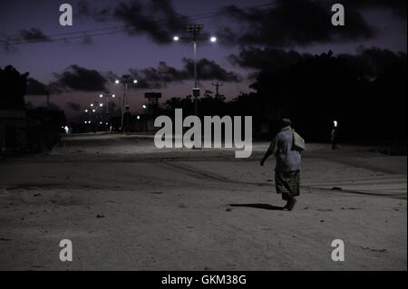 Un homme rentre chez lui à pied de la mosquée dans le centre de Mogadiscio, en Somalie, le 21 mai 2015, alors que l’AMISOM et les forces de police somaliennes mènent une opération de sécurité dans le district de Wardhiigleey ciblant des membres présumés d’Al-Shabaab. Banque D'Images