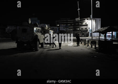 Le 25 mai, des soldats de l'AMISOM se tenaient au rond-point K4 à Mogadiscio, préparant une opération visant à améliorer la sécurité dans la ville. L'opération, menée à l'appui de la police somalienne, s'est concentrée sur le district de Madina pour cibler les membres d'Al Shabaab, de nombreux jeunes hommes étant temporairement détenus et soumis à un dépistage pour des liens avec l'extrémisme. Banque D'Images