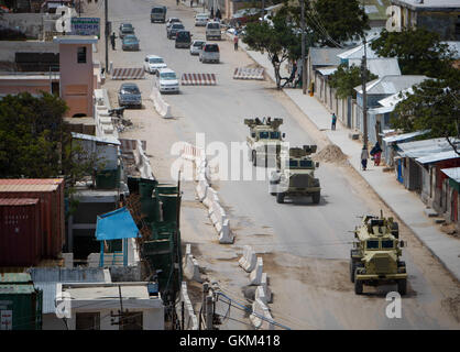 La Somalie, Mogadiscio : Dans une photographie prise 05 août 2013 et publié par l'Union africaine et l'équipe de support d'information des Nations Unies 06 août, une Mission de l'Union africaine en Somalie (AMISOM) lecteurs de convoi vers le bas de la route principale menant à l'Aéroport International d'Aden Abdulle dans la capitale Mogadishu. 06 août marque 2 ans depuis l'affilié à Al Qaïda groupe extrémiste Al Shabaab de Mogadiscio a retiré à la suite des opérations soutenues par des forces de l'armée nationale somalienne (SNA) soutenu par les troupes de la Mission de l'Union africaine en Somalie (AMISOM) pour reprendre la ville. Depuis le départ du groupe le cou Banque D'Images