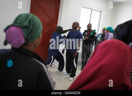 La Somalie, Mogadiscio : Dans une photographie prise et a publié 11 septembre 2013 par l'Union africaine et l'équipe de support d'information des Nations Unies, les femmes membres de Mogadiscio, les équipes de surveillance de quartier d'oeil sur les professeurs de physique comme la Mission de l'Union africaine en Somalie (AMISOM) démontrer le contingent de police lors d'un programme de formation conçu pour enseigner les pratiques et techniques d'auto-défense pour les femmes. 20 stagiaires issus de camps pour les personnes déplacées dans la région du Moyen-Shabelle et Banadir ont appris les compétences de défense personnelle et donné des conseils sur quoi faire en cas d'attaque. En plus d'em Banque D'Images