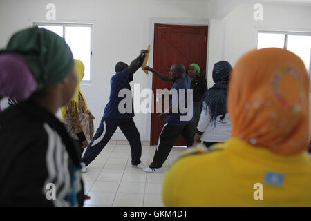 La Somalie, Mogadiscio : Dans une photographie prise et a publié 11 septembre 2013 par l'Union africaine et l'équipe de support d'information des Nations Unies, les femmes membres de Mogadiscio, les équipes de surveillance de quartier d'oeil sur les professeurs de physique comme la Mission de l'Union africaine en Somalie (AMISOM) démontrer le contingent de police lors d'un programme de formation conçu pour enseigner les pratiques et techniques d'auto-défense pour les femmes. 20 stagiaires issus de camps pour les personnes déplacées dans la région du Moyen-Shabelle et Banadir ont appris les compétences de défense personnelle et donné des conseils sur quoi faire en cas d'attaque. En plus d'em Banque D'Images