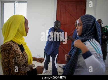 La Somalie, Mogadiscio : Dans une photographie prise et a publié 11 septembre 2013 par l'Union africaine et l'équipe de support d'information des Nations Unies, les femmes membres de Mogadiscio au cours de la pratique d'équipes de surveillance de quartier d'un programme de formation conçu par la Mission de l'Union africaine en Somalie (AMISOM) pour enseigner les pratiques et techniques d'auto-défense pour les femmes. 20 stagiaires issus de camps pour les personnes déplacées dans la région du Moyen-Shabelle et Banadir ont appris les compétences de défense personnelle et donné des conseils sur quoi faire en cas d'attaque. En plus de permettre aux femmes de se protéger, l'AMISOM est également wo Banque D'Images