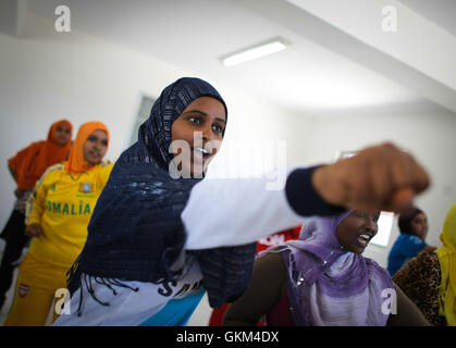 La Somalie, Mogadiscio : Dans une photographie prise et a publié 11 septembre 2013 par l'Union africaine et l'équipe de support d'information des Nations Unies, les femmes membres de Mogadiscio au cours de la pratique d'équipes de surveillance de quartier d'un programme de formation conçu par la Mission de l'Union africaine en Somalie (AMISOM) pour enseigner les pratiques et techniques d'auto-défense pour les femmes. 20 stagiaires issus de camps pour les personnes déplacées dans la région du Moyen-Shabelle et Banadir ont appris les compétences de défense personnelle et donné des conseils sur quoi faire en cas d'attaque. En plus de permettre aux femmes de se protéger, l'AMISOM est également wo Banque D'Images