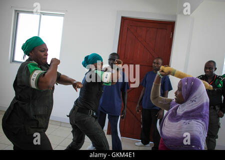 La Somalie, Mogadiscio : Dans une photographie prise et a publié 11 septembre 2013 par l'Union africaine et l'équipe de support d'information des Nations Unies, les femmes membres de Mogadiscio au cours de la pratique d'équipes de surveillance de quartier d'un programme de formation conçu par la Mission de l'Union africaine en Somalie (AMISOM) pour enseigner les pratiques et techniques d'auto-défense pour les femmes. 20 stagiaires issus de camps pour les personnes déplacées dans la région du Moyen-Shabelle et Banadir ont appris les compétences de défense personnelle et donné des conseils sur quoi faire en cas d'attaque. En plus de permettre aux femmes de se protéger, l'AMISOM est également wo Banque D'Images