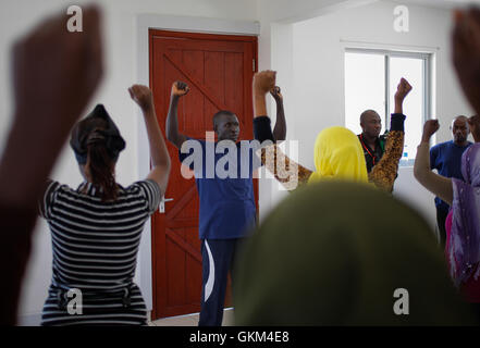 La Somalie, Mogadiscio : Dans une photographie prise et a publié 11 septembre 2013 par l'Union africaine et l'équipe de support d'information des Nations Unies, les femmes membres de Mogadiscio au cours de la pratique d'équipes de surveillance de quartier d'un programme de formation conçu par la Mission de l'Union africaine en Somalie (AMISOM) pour enseigner les pratiques et techniques d'auto-défense pour les femmes. 20 stagiaires issus de camps pour les personnes déplacées dans la région du Moyen-Shabelle et Banadir ont appris les compétences de défense personnelle et donné des conseils sur quoi faire en cas d'attaque. En plus de permettre aux femmes de se protéger, l'AMISOM est également wo Banque D'Images