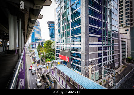 Des sentiers et des bâtiments modernes à BTS Surasak, à Bangkok, Thaïlande. Banque D'Images