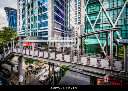 Des sentiers et des bâtiments modernes à BTS Surasak, à Bangkok, Thaïlande. Banque D'Images