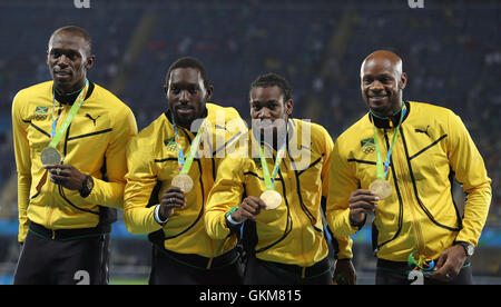 (De gauche à droite) de la Jamaïque, Usain Bolt, Yohan Blake Nickel Ashmeade et Asafa Powell avec leurs médailles d'après la victoire dans la Men's 4 x 100m finale du relais au Stade olympique le quinzième jour de la Jeux Olympiques de Rio, au Brésil. Banque D'Images