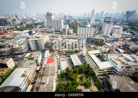 Compte tenu de la brumeuse Ratchathewi District, à Bangkok, Thaïlande. Banque D'Images