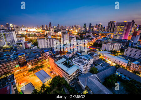 Vue sur le quartier Ratchathewi, au crépuscule, à Bangkok, Thaïlande. Banque D'Images