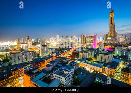 Vue sur le quartier Ratchathewi, au crépuscule, à Bangkok, Thaïlande. Banque D'Images