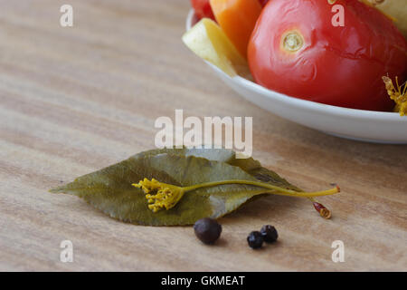 Assiette de légumes marinés sur table en bois Banque D'Images