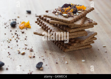 Les cookies avec des fruits secs sur table en bois Banque D'Images