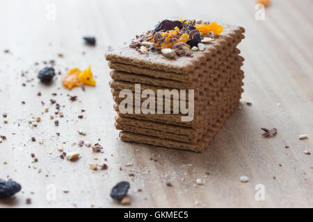 Les cookies avec des fruits secs sur table en bois Banque D'Images