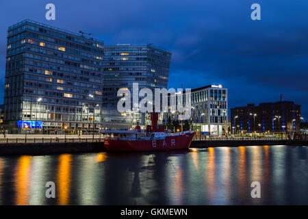 Le bateau rouge dans le Dock conserve vu en face du nouveau parc un complexe d'appartements de l'ouest au crépuscule à Liverpool. Banque D'Images