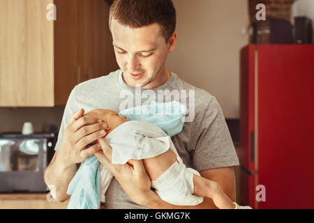 Père aimant passer du temps avec son fils bébé Banque D'Images