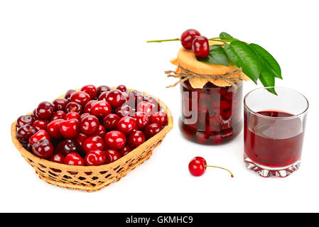 Verre de jus, panier de cerises et pot de confiture isolé sur fond blanc Banque D'Images