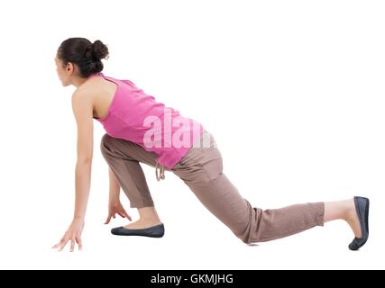 Femme vue de côté la position de départ. Vue arrière Vue arrière. collection les gens de personne. Plus isolé sur fond blanc. Curly femme afro-américaine en pantalon brun Banque D'Images