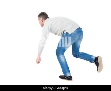 Jeune homme d'équilibrage ou dodge homme qui tombe. Vue arrière Vue arrière. collection les gens de personne. Plus isolé sur fond blanc. L'homme souffle le vent. Running Man trébucha, essayant de ne pas tomber. Banque D'Images