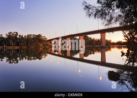 Lever du soleil calme sur la rivière Murray stil sous le pont reliant Victoria et de la Nouvelle-Galles du Sud membres de l'Australie. Banque D'Images
