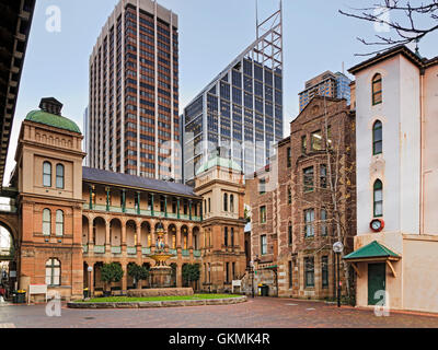 D'arrêt interne entre les ailes et les bâtiments de l'hôpital Royal de Sydney contre de grands gratte-ciel moderne de la CDB. Banque D'Images