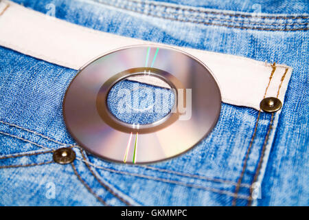 Disque compact avec la musique moderne contre la mode jeans bleu Banque D'Images