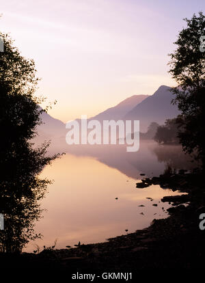Lever de soleil sur l'automne Llyn Padarn lake, en regardant vers le col, Llanberis Llanberis, Gwynedd, au nord du Pays de Galles, Royaume-Uni Banque D'Images