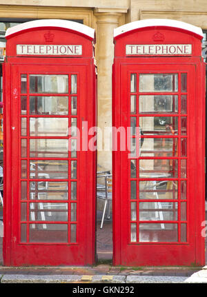 Deux vieilles boîtes de téléphone rouge britannique côte à côte sur la rue Banque D'Images