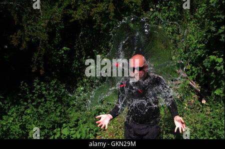 L'homme frappé avec ballon d'eau Banque D'Images