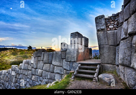 SACSAYHUAMAN, Cuzco, Pérou - 30 MAI 2015 : La paroi complexe inca de Sacsayhuaman le long de la Vallée Sacrée des Incas près de Cuzc Banque D'Images