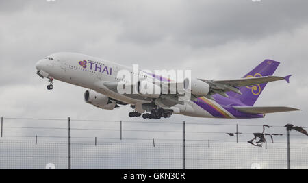 Thai Airways Airbus a380 Super Jumbo HS-TUF décollage de l'aéroport de Londres-Heathrow LHR Banque D'Images