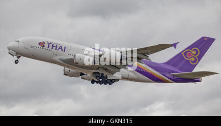 Thai Airways Airbus a380 Super Jumbo HS-TUF décollage de l'aéroport de Londres-Heathrow LHR Banque D'Images