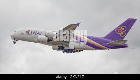 Thai Airways Airbus a380 Super Jumbo HS-TUF décollage de l'aéroport de Londres-Heathrow LHR Banque D'Images